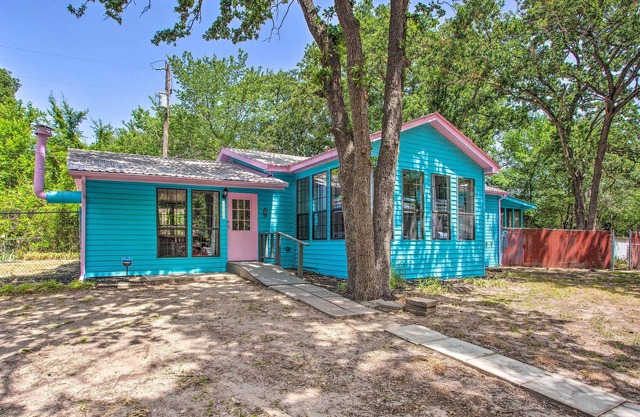 Waterfront Lake Tawakoni Escape w/ Fire Pit!
