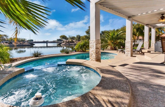 Waterfront Lakehouse w/heated pool/spa/billiards/ping-pong/kayaks!