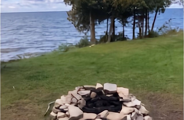 Waterfront Log Home, WiFi, 3 bedrooms, Direct TV, Fire Pit