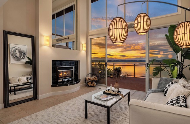 Waterfront Luxury Home with great sunset. Orca, Dolphin,Eagle and bird watching