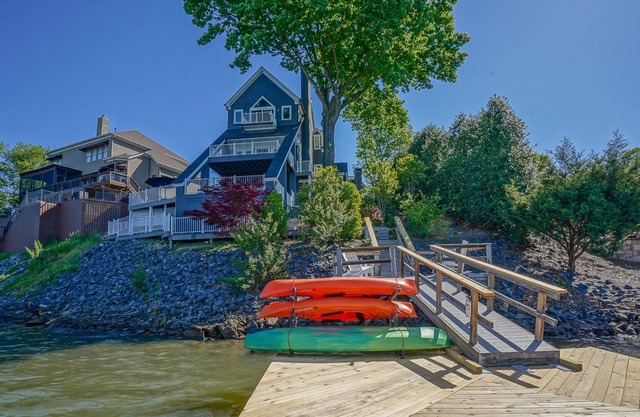 Waterfront luxury home with kayaks. Bring your boat or boat rentals available.