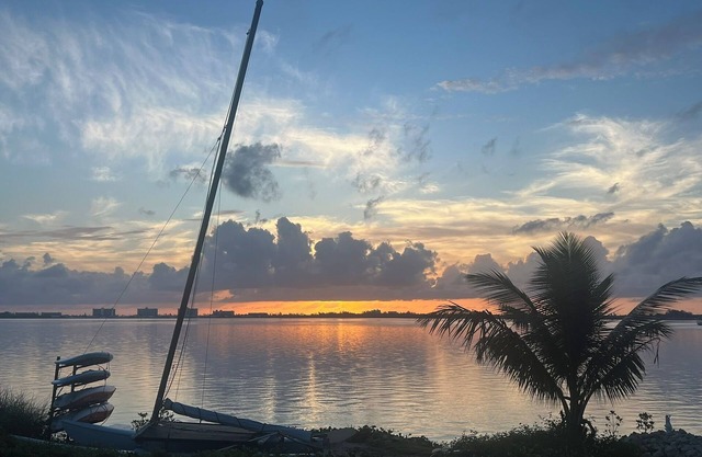 Waterfront luxury bungalow with private beach, paddleboards, kayaks and bikes!