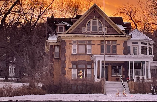 Waterfront Manor House with private access to Big Stone Lake to