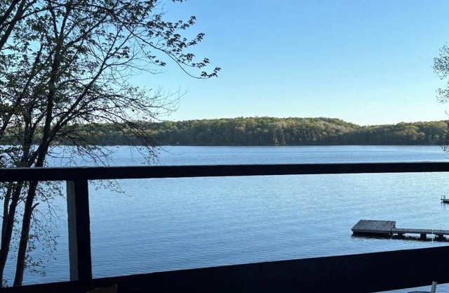 Waterfront Muskoka Cottage. Hot Tub. Water Toys. Pool Table & all Amenities Inc.