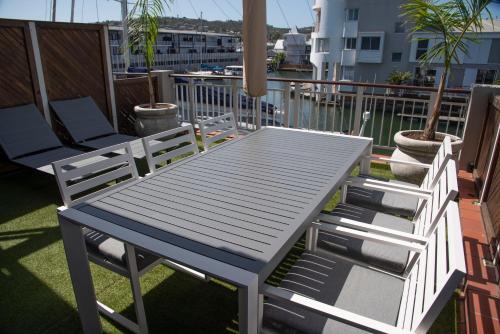 WATERFRONT NEW LISTNG - 8 SOUTH QUAY -