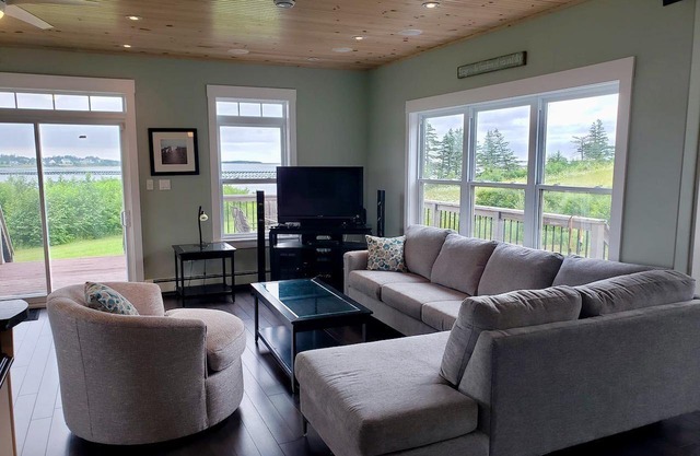 Waterfront, North Shore, close to beaches & city, sleeps 10