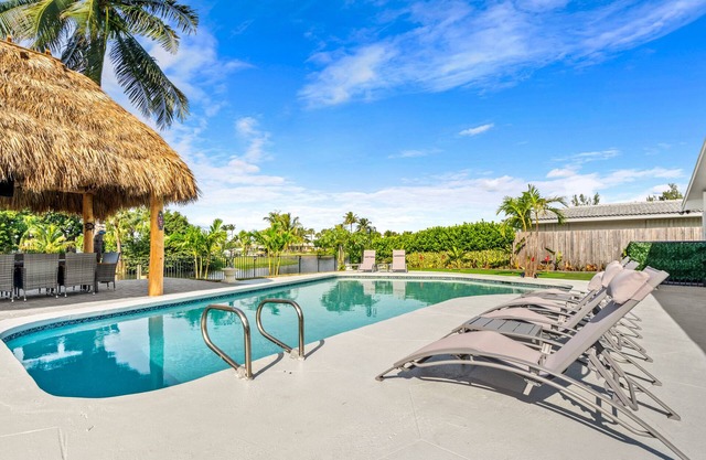 Waterfront Oasis w/Pool, Minigolf & TikiHut! Perfect for Families
