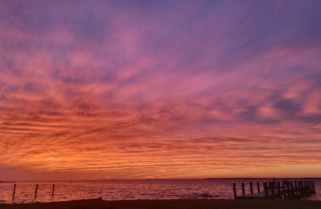 Waterfront Oasis on Albemarle Sound, Pier, Decks, Amazing Views. Sleeps 6