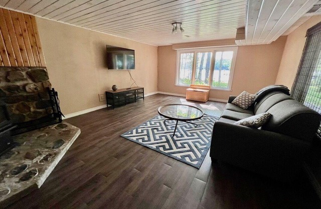 Waterfront Oasis on Mazinaw Lake
