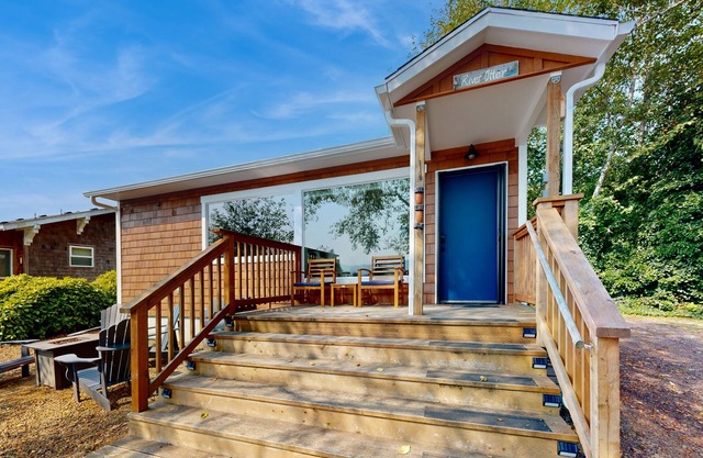 Waterfront Oasis on the Nehalem River with Free WiFi & Dock - Dog Friendly