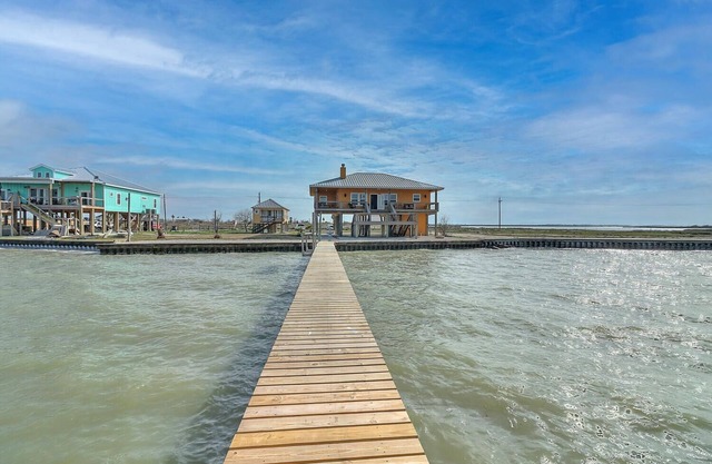 Waterfront on Copano Bay with private pier! Hottub! Amazing views! Firepit!