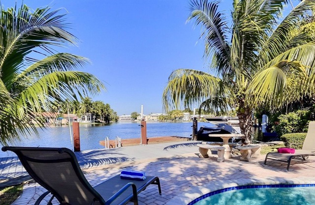 Waterfront Paradise: Heated Pool, Marina, Kayaks, 1 mile to the beach