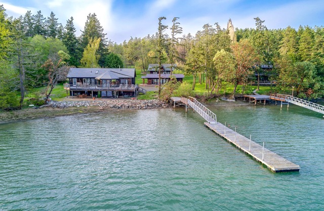 Waterfront Paradise with Game Room! (BA)