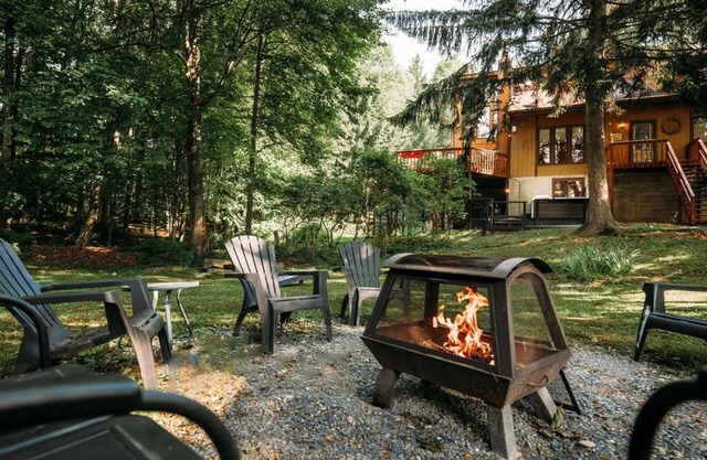 Waterfront Pocono Home HotTub, Sauna & Fishing