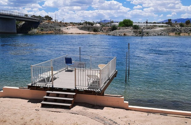 WATERFRONT*PRIVATE BOAT RAMP*SANDY BEACH *GATED COMMUNITY, 3.5 bedrooms, 2 bath