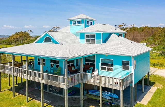 Waterfront, Private Beach, Family Gatherings, 5 Bedrooms, and beautiful Sunsets!