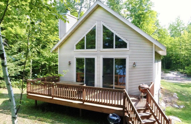 Waterfront Private home, Pet-friendly, Canoe Included! Fall Dates Available!