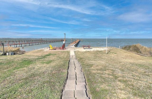 Waterfront! Private lighted pier! Fire pit!