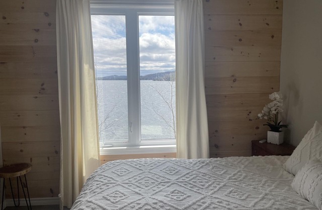 Waterfront private new cottage in Papineau Lake
