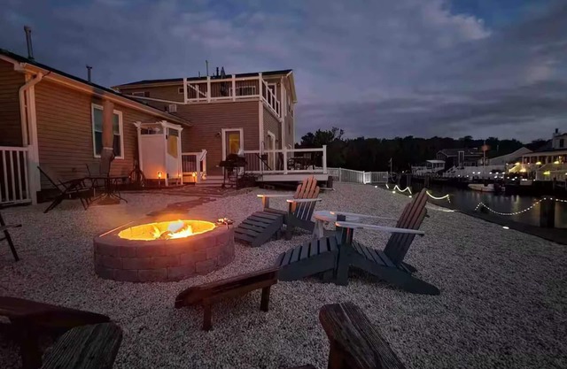 Waterfront retreat minutes from the beach