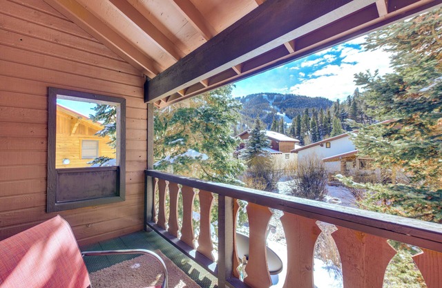 Waterfront Red River Haven: Walk to Ski Lift!