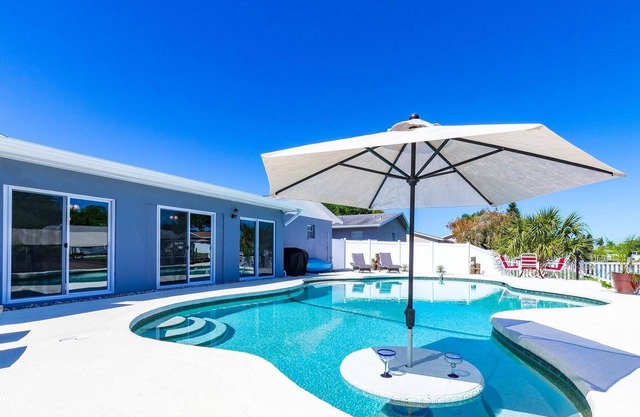WATERFRONT RESORT! ON TAMPA BAY WITH SALT HEATED POOL KAYAKS & PADDLEBOARDS 5BDR