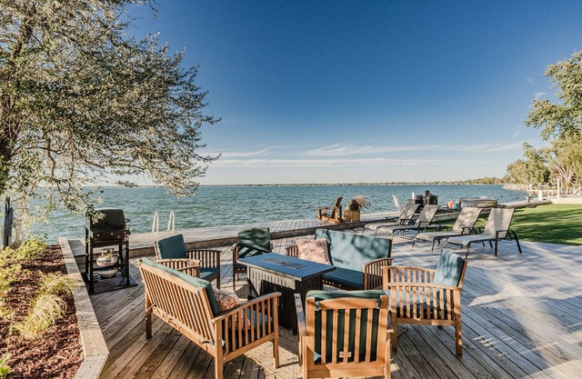 Waterfront Retreat! 9 Beds, Fishing, Sunsets, Fire Table, Indoor&Outdoor Games!