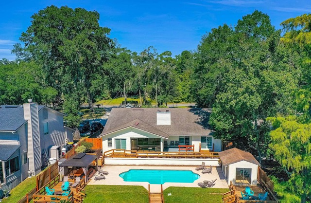 Waterfront retreat with private pool, pool house, alfresco dining & 2 kitchens