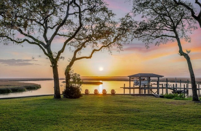 Waterfront Retreat Sunrise Views & Fall Vibes