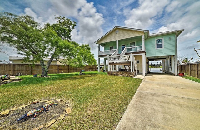 Waterfront Rockport Home w/Dock & 3 Kayaks!