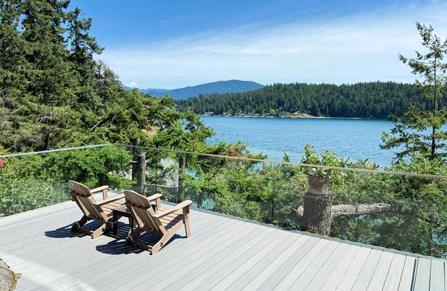 Waterfront Room with Private Bath and Deck Near Marina, Private Beach Access