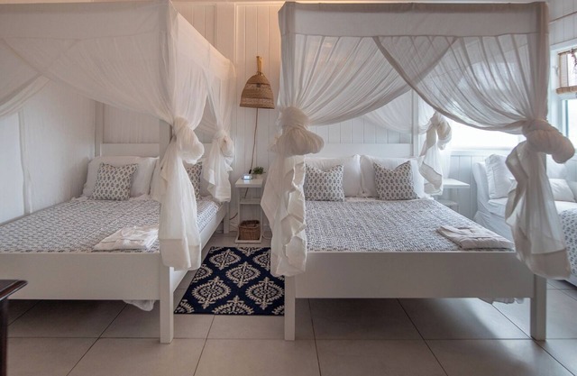 Waterfront Spacious 5-bedroom villa in Mamora Bay,Watersports Games room,