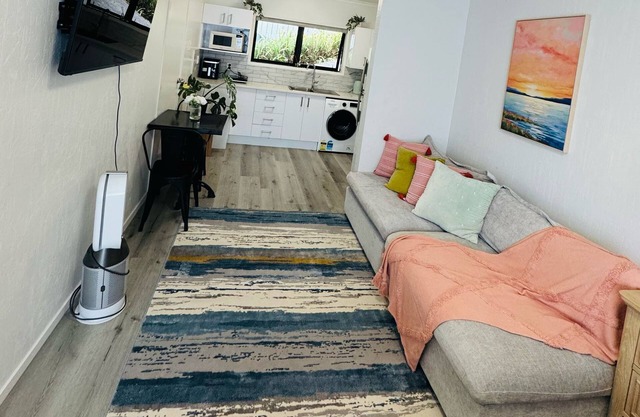 Waterfront studio unit near Auckland Airport