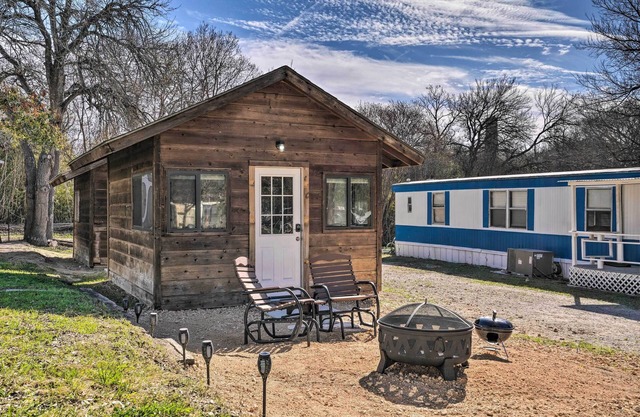 Waterfront Studio w/Fire Pit on Lake Dunlap!