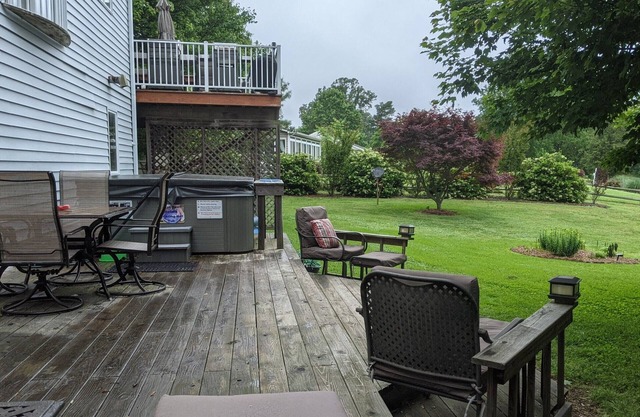 Waterfront Stunning River Retreat - Chesapeake Bay - Hot Tub-Kayaks-Fenced Yard