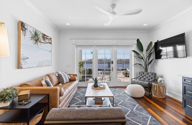 Waterfront, Sunset Views! Historic Dwtn-King Bed-Luxury with Free Parking!