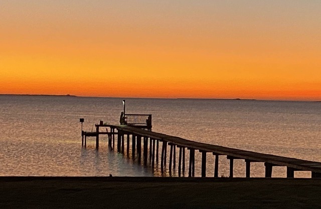 WATERFRONT! Super Spacious - Lighted Private Pier - Family Memories Made Here!