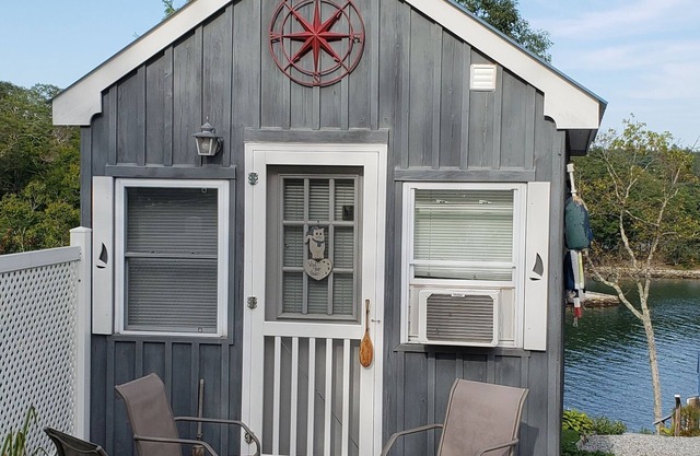 Waterfront tiny house cottage! Nautical, kayaks to use!