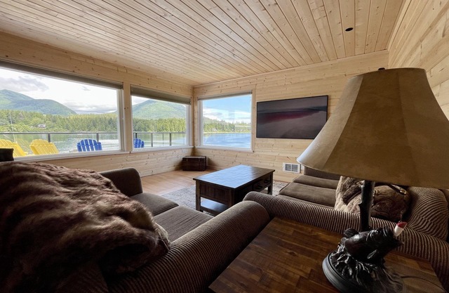 Waterfront Ucluelet Harbour Lodging