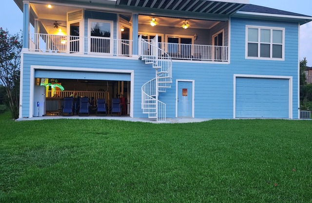 Waterfront with Boat Slip, Sports Bar, SUP'S, Great Location!