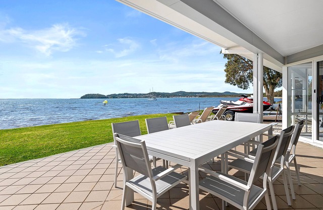 WATERFRONT WONDERLAND - 5 Bedroom Luxury Beachfront House with a Lift!