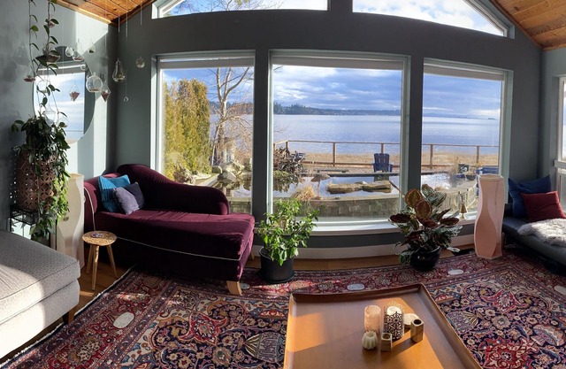 Waterfront Wonder! Epic private paradise near the center of Courtenay