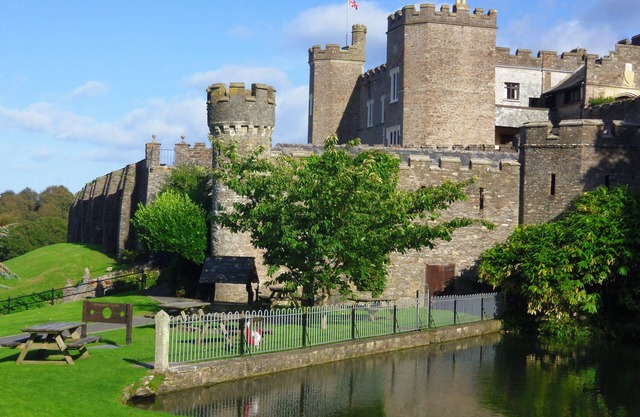 WATERMOUTH CASTLE, RHODODENDRON APARTMENT, pet friendly in Ilfracombe