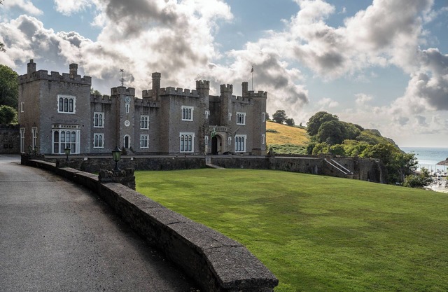 WATERMOUTH CASTLE, SOUTH COURT APARTMENT, pet friendly in Ilfracombe