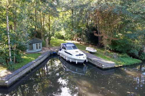 Waterside Cottage - Hot Tub, Mooring, Arcade, Bar