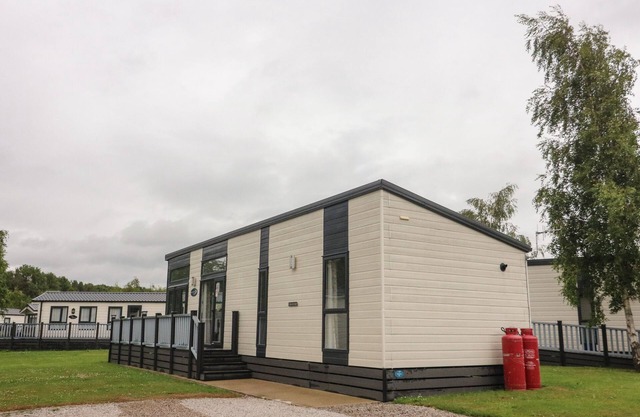 WATERSIDE LODGE, country holiday cottage, with pool in Tewitfield