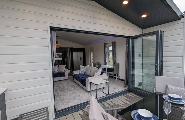 Waterside Lodge - Dog Friendly, Sutton on Sea