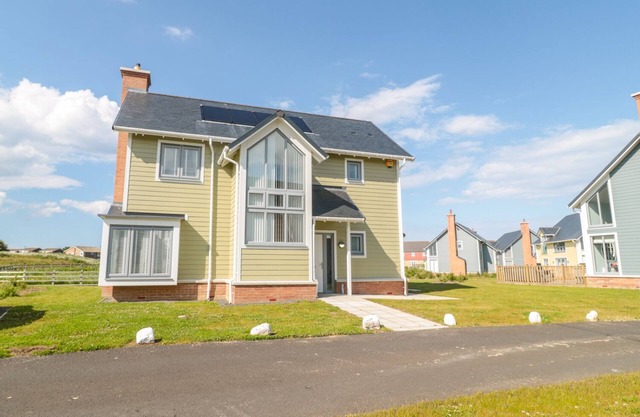 WATERSIDE, pet friendly, country holiday cottage in Beadnell