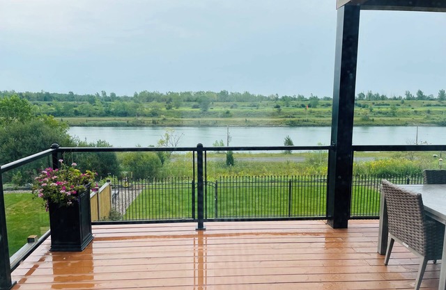 Waterview Estates Luxurious Stay is 20min from Niagara falls, stunning location