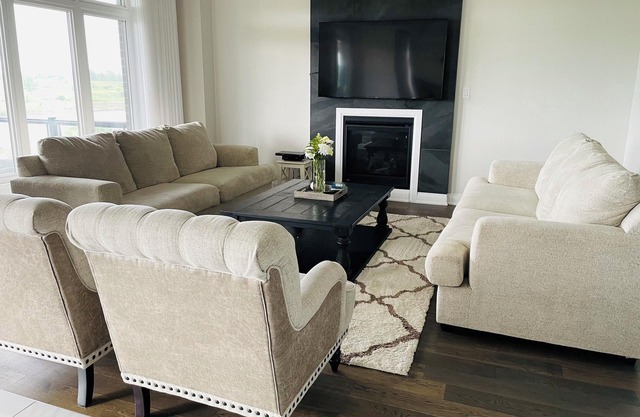 Waterview Estates Luxurious Living 20 min to Niagara Falls. Backing to a water